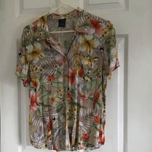 Hawaiian flower button up short sleeve top.